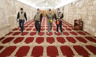 Desinfección en el interior de la mezquita Al Aqsa.