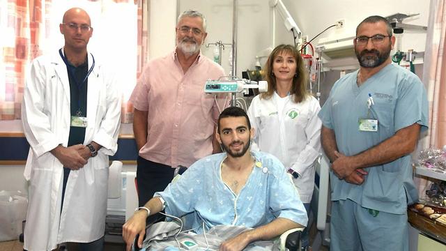 Shadi Ibrahim con el personal de traumatología ortopédica del hospital Soroka. 
