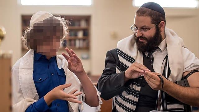 La traducción completa de la Biblia a lenguaje de señas, una propuesta inédita en el mundo que podría demorar hasta 20 años. (Clair Kasidi) La traducción completa de la Biblia a lenguaje de señas, una propuesta inédita en el mundo que podría demorar hasta 20 años.