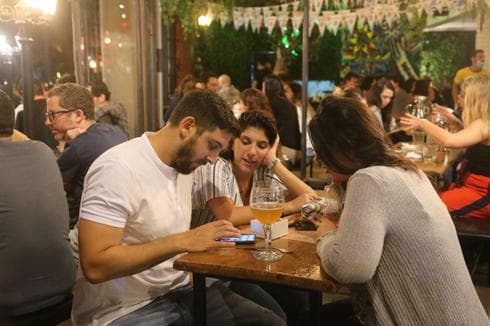 Nuevas restricciones para la congregación de personas en espacios cerrados. (Moti Kimchi) Bares y pubs, posibles lugares de riesgo de contagio.