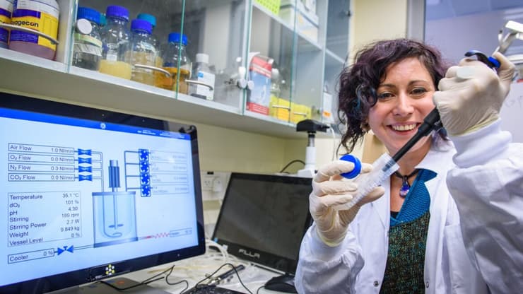 La doctora Nadia Grozdev trabaja en una vacuna contra el coronavirus en el Instituto de Investigación Migal Galilee en Kiryat Shmona. (Basel Awidat/Flash90) La doctora Nadia Grozdev trabaja en una vacuna contra el coronavirus en el Instituto de Investigación Migal Galilee en Kiryat Shmona.