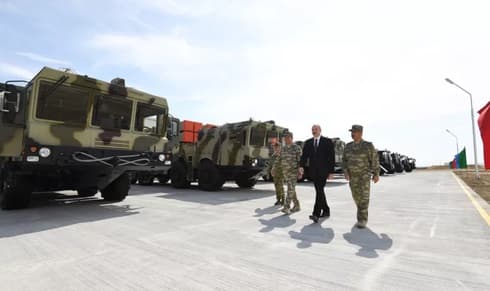 El presidente de Azerbaiyán, Ilham Aliyev, camina frente al sistema de artillería LORA de fabricación israelí en una base militar el 11 de junio de 2018. (EPA ) El presidente de Azerbaiyán, Ilham Aliyev, camina frente al sistema de artillería LORA de fabricación israelí en una base militar el 11 de junio de 2018.