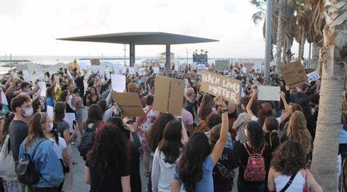Cientos de personas se movilizaron hasta cercanías de la embajada de Estados Unidos, en Tel Aviv. (Sam Sokol) Protesta por George Floyd