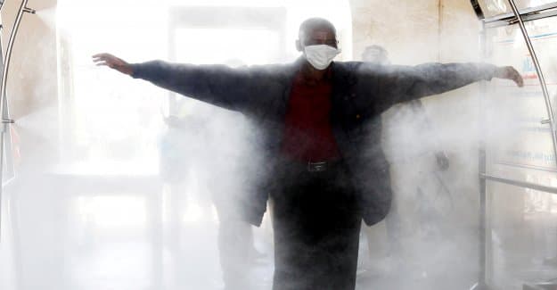 Una fina niebla desinfectante rocía a los jugadores. 