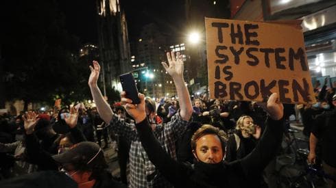 Las masivas protestas por la muerte de George Floyd derivaron en este revisionismo histórico en la Universidad de Cincinnati. (EPA) Protestas en Estados Unidos por la muerte de George Floyd.