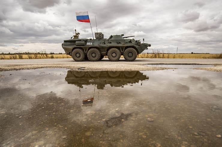 Un vehículo militar ruso patrulla en Siria. 