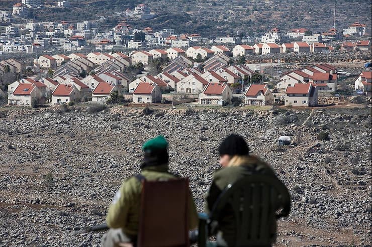 Soldados israelíes frente a uno de los asentamientos. 