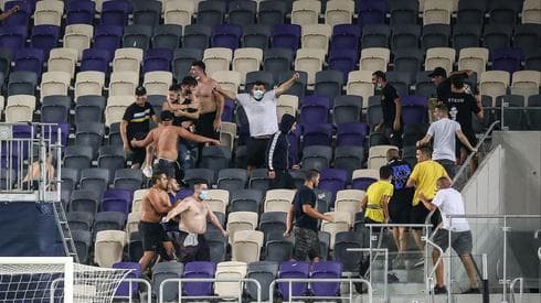 Un grupo de hinchas de Maccabi Tel Aviv forzó una cerradura y logró infiltrarse en una tribuna. 