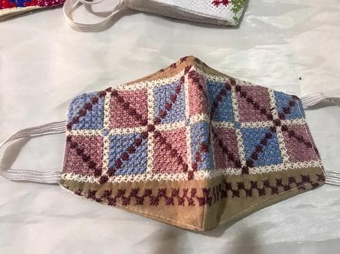 Una colorida mascarilla con motivos beduinos fabricada por mujeres egipcias en la península del Sinaí. (AFP) Una colorida mascarilla con motivos beduinos fabricada por mujeres egipcias en la península del Sinaí.
