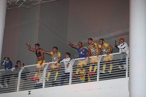 Jugadores de Maccabi Tel Aviv celebraron el triunfo con hinchas que los observaban desde la calle. 