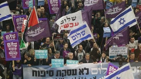 Manifestantes protestan contra la anexión israelí de partes de Judea y Samaria. 