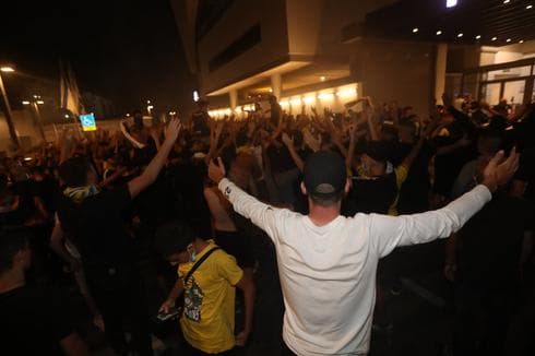 Pese a la prohibición de público, muchos hinchas de Tel Aviv se acercaron a las inmediaciones del estadio Bloomfield. 