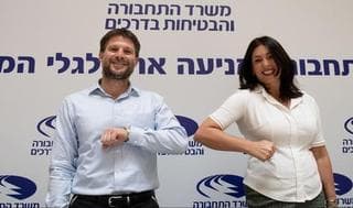 El ex ministro de Transporte, Bezalel Smotrich, y la actual ministra, Miri Regev.
