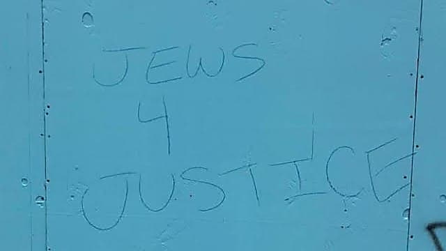 Grafitti en una tienda Gucci de Beverly Hills: “Judíos por la justicia”, 