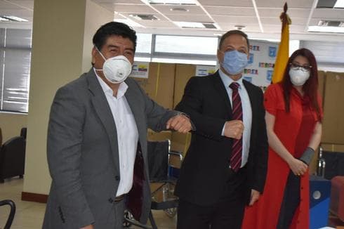 Codo a codo: el saludo entre el embajador israelí en Ecuador y el alcalde de Quito. (Embajada de Israel en Ecuador) Codo a codo: el saludo entre el embajador israelí en Ecuador y el alcalde de Quito.