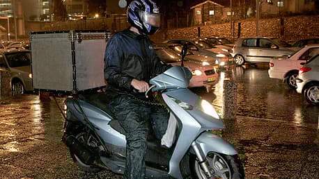Repartidor en moto. 