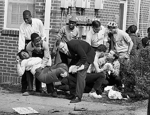  La foto del año de la revista Life. El rabino Eliahu Allan Levin ayuda a Emilia Boynton Robinson, a quien habían golpeado policías. 