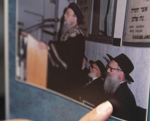 El rabino Levi Banon señala una foto que muestra al rabino Sholom Eidelman, quien murió recientemente después de contraer el coronavirus (AP) El rabino Levi Banon señala una foto que muestra al rabino Sholom Eidelman, quien murió recientemente después de contraer el coronavirus