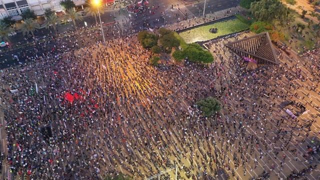 Protesta contra la anexión en la plaza Rabin.