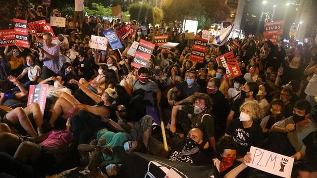 Manifestantes de izquierda en la plaza Rabin en Tel Aviv.