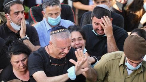 Baruch Ben Yigal, desconsolado en el funeral de su hijo Amit. 