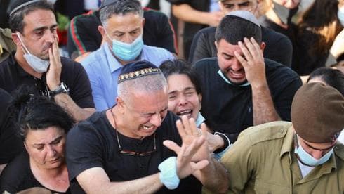 Baruch Ben Yogal en el funeral de su hijo Amit. 