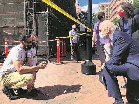 El candidato presidencial Joe Biden también hincó la rodilla. 