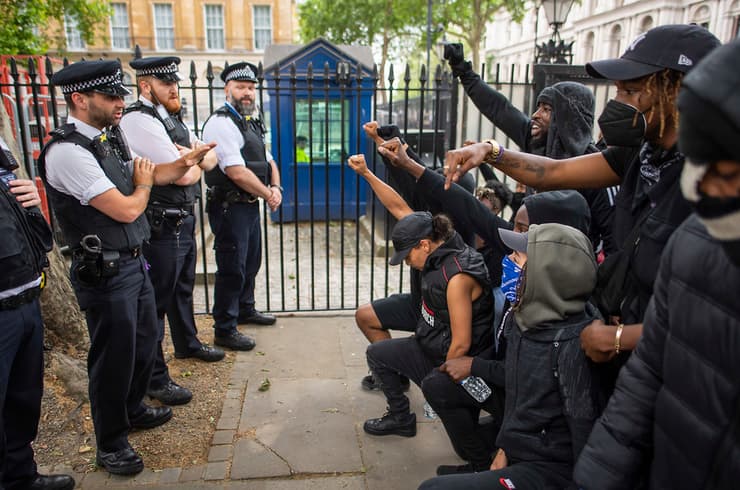 Las primeras protestas fueron pacíficas; después, los enfrentamientos entre manifestantes y policías. (Getty Images) Protesta antirracial en Estados Unidos.