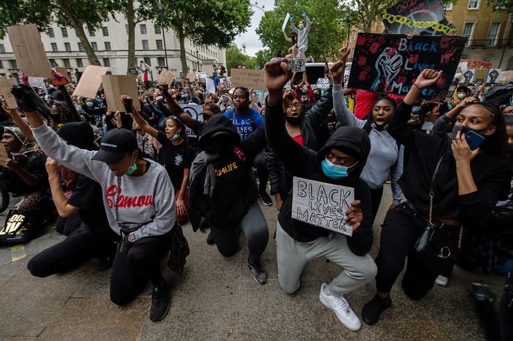 Protesta antirracial en Estados Unidos con el símbolo que unifica a todas: hincando la rodilla. (Getty Images) Protesta antirracial en Estados Unidos.
