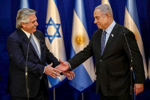 Alberto Fernández y Benjamín Netanyahu se saludan en ocasión de la visita del presidente argentino a Israel. (AFP) Alberto Fernández y Benjamín Netanyahu se saludan en ocasión de la visita del presidente argentino a Israel.