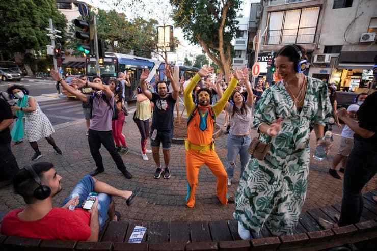 Personas que participan en un evento disco silencioso en Tel Aviv. 