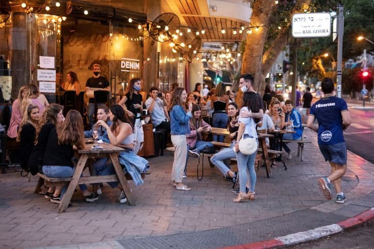 Clientes comiendo en el popular restaurante Denim en Tel Aviv. 