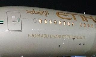 La bandera de EAU y el slogan de la empresa: "Desde Abu Dhabi para el mundo". 