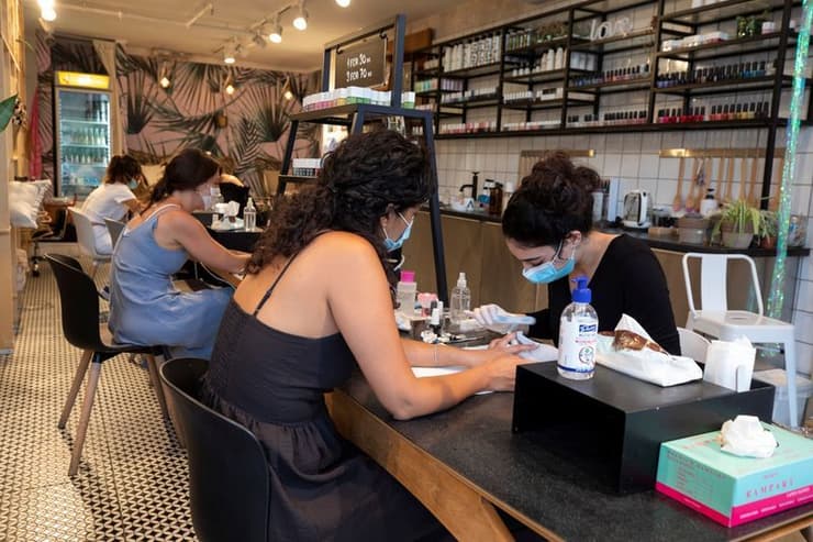 Los clientes visitan un salón de belleza en Tel Aviv. 