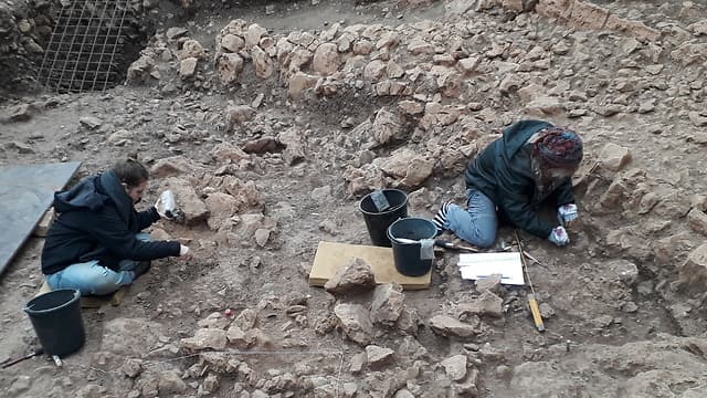 Excavaciones en la terraza de una de las cuevas. 