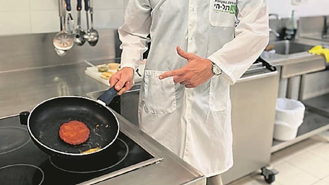 Colegio Universitario Tel Jai. Una hamburguesa de quinoa. Masticable y sabrosa. 