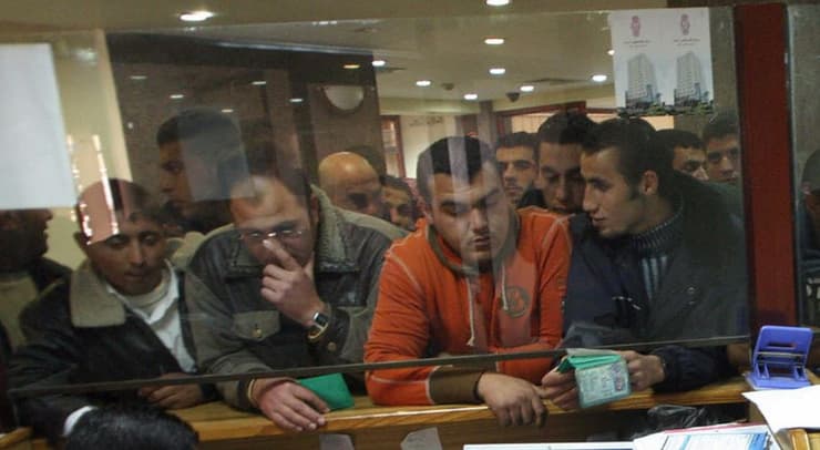 Empleados palestinos, en la ciudad de Jenin, esperan para recibir su pago. (Getty Images) Empleados palestinos, en la ciudad de Jenin, esperan para recibir su pago.