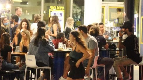 Jóvenes en un bar de Tel Aviv, sin mascarilla de protección. 