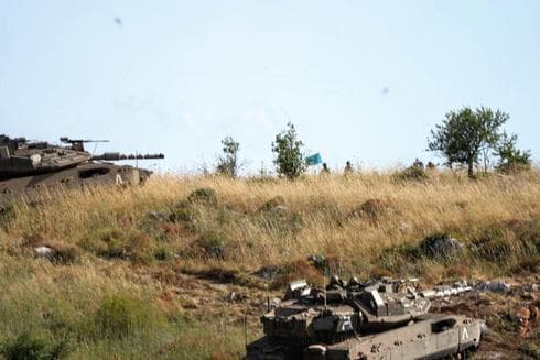 Un enfrentamiento entre los tanques de las FDI y un escuadrón antitanque libanés a lo largo de la frontera. 