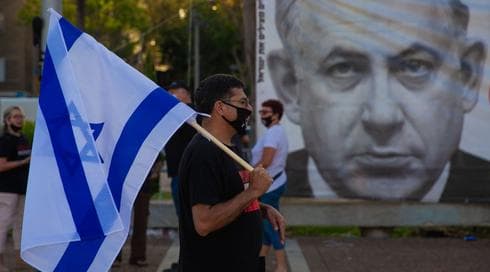 Una de las protestas contra la anexión. Detrás, la foto de Netanyahu. 