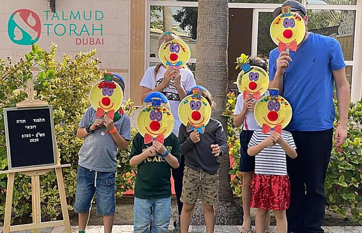 Niños judíos que estudian Talmud Torá en Dubai. 