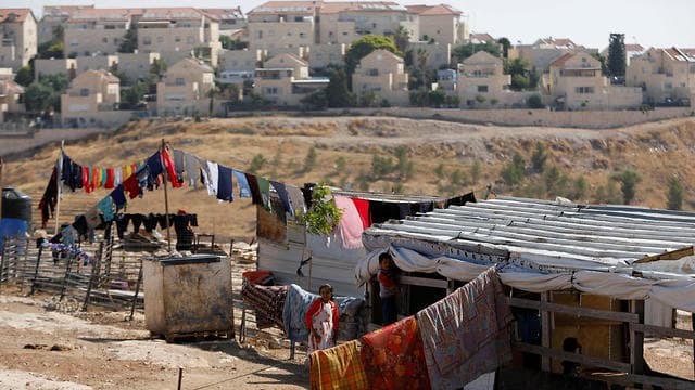 Niños palestinos juegan en la ciudad cisjordana de al-Eizariya, junto al asentamiento de Maale Adumim (Ynet) Niños palestinos juegan en la ciudad cisjordana de al-Eizariya, junto al asentamiento de Maale Adumim