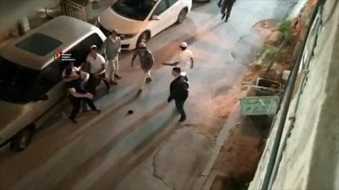 El incidente en el que el soldado de Golani defiende a un hombre palestino agredido por colonos quedó registrado por las cámaras de seguridad. (Captura de pantalla) Un soldado israelí defiende a un palestino que fue agredido por colonos.