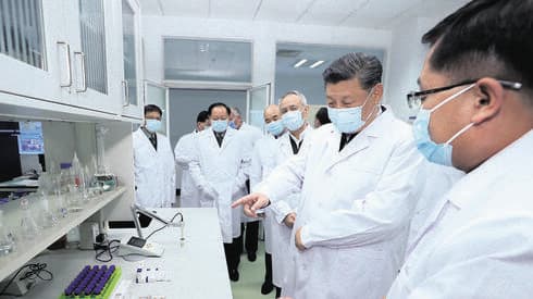El presidente chino Xi Jinping durante una visita al laboratorio que desarrolla una vacuna contra el coronavirus en China. (EPA) El presidente chino Xi Jinping durante una visita al laboratorio que desarrolla una vacuna contra el coronavirus en China.