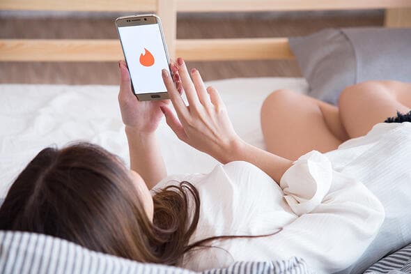 Tinder se impuso sobre otras aplicaciones similares, por ser más agil, moderna y accesible. (Shutterstock) Para la ley judía, el solo hecho de abrir una cuenta de Tinder no constituye infidelidad.