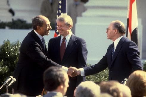 El presidente egipcio Anwar Sadat, el presidente estadounidense Jimmy Carter y el primer ministro Menachem Begin comienzan con la firma del acuerdo de paz entre Israel y Egipto en 1979