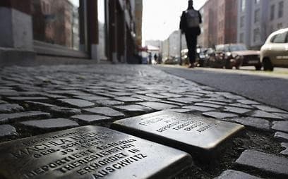 La calle Rosa Luxemburgo en Berlín está pavimentada con "Stolpersteine" para recordar a las víctimas del Holocausto. 