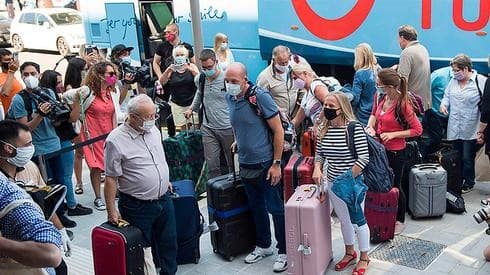 Los turistas extranjeros usan máscaras cuando llegan de vacaciones a España 