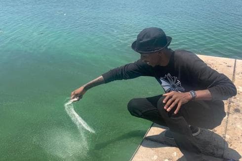 Los gránulos de la solución Lake Guard se arrojan al embalse de la presa de Roodeplaat para tratar las floraciones de algas tóxicas. 