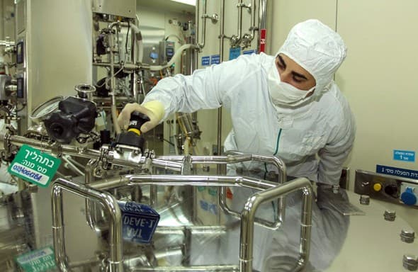 Un trabajador del laboratorio Kamada